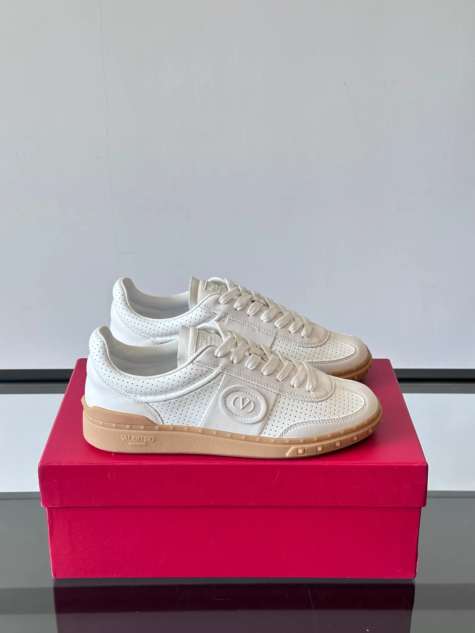 Factory price: 438💰Original quality, top version on the market VALENTINO (Valentino) latest fashion week catwalk [couples 👫 model], unique design, fashionable family specializes in slim feet🔥A fashion product of Baita [strong] Fabric: The toe is made of high mercerized triangular grain cowhide and A-grade full-grain cowhide, original lasting process Inner lining: cowhide lining + men's shoes 💰U hanging mesh feet, heels and tongues decorated with VaIentin* shallow relief oversized rivets Size: 38-44, customized 45